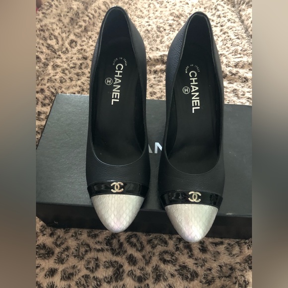 2019 Interlocking CC Logo Chanel Leather Pumps - Picture 11 of 13